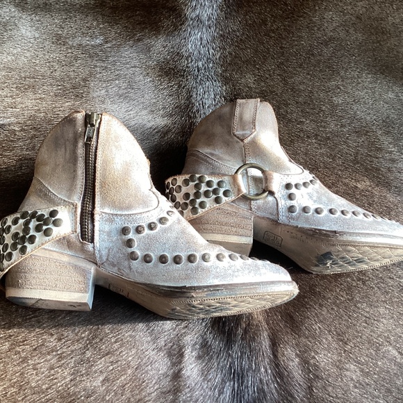 Circle G By Corral Boots White Wash Rivet Detail Low Top Boots - Picture 4 of 12